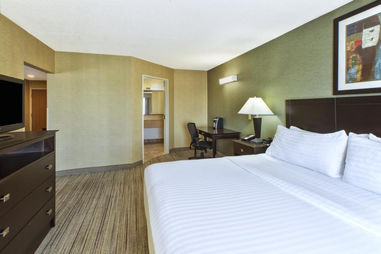 Hotel Country & By Radisson Benton Harbor-st Joseph Mi 2*