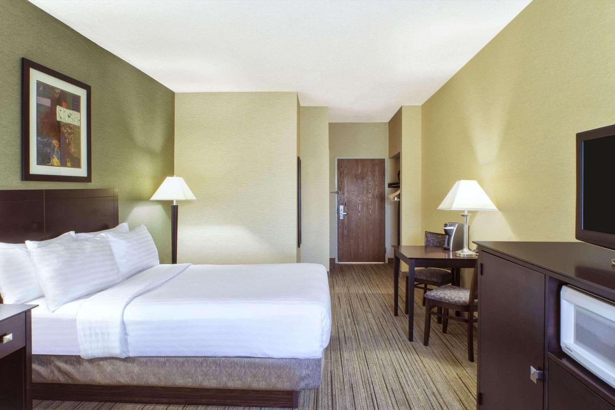 Hotel Country & By Radisson Benton Harbor-st Joseph Mi