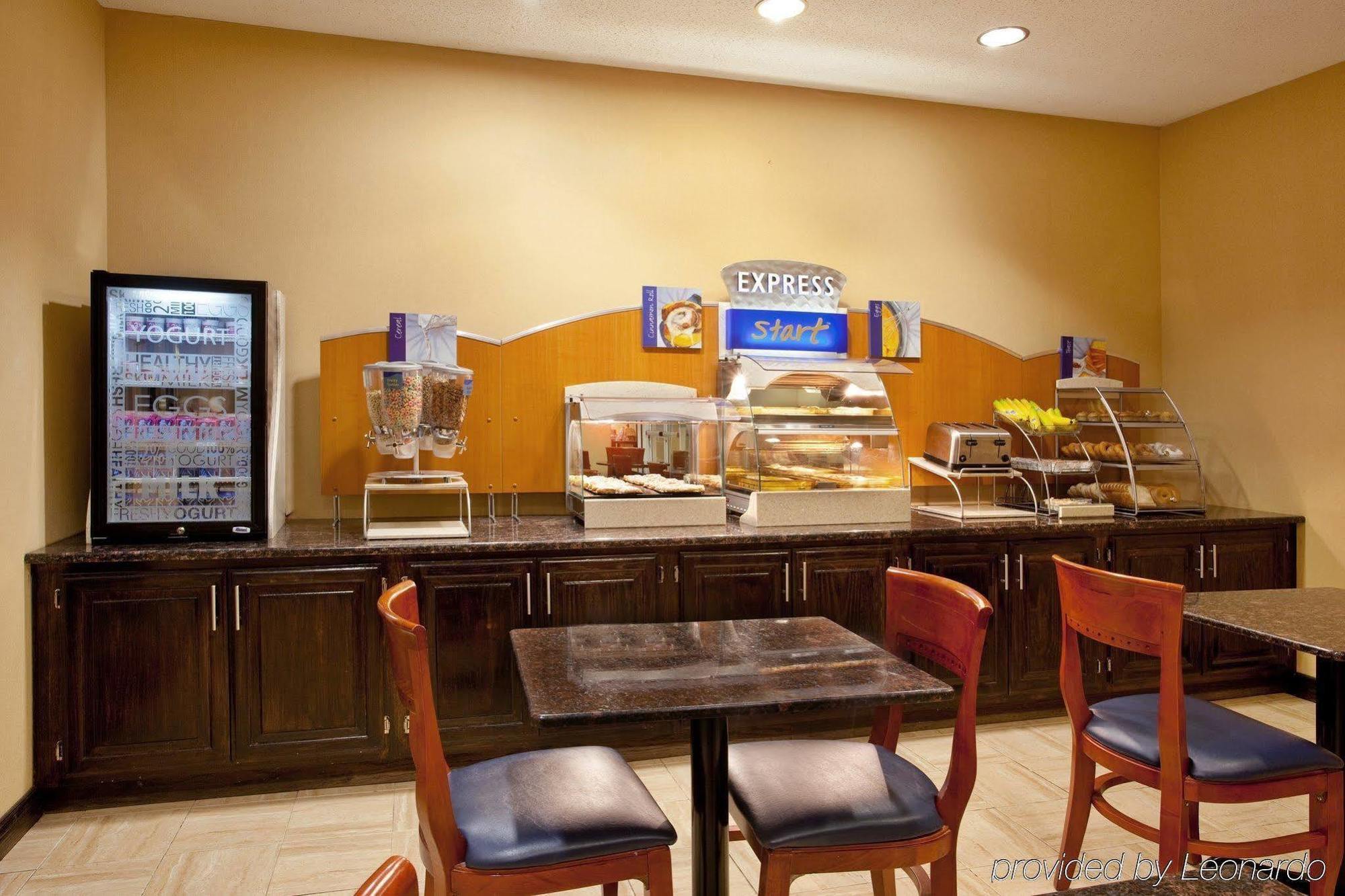 Country & By Radisson Benton Harbor-st Joseph Mi 2*